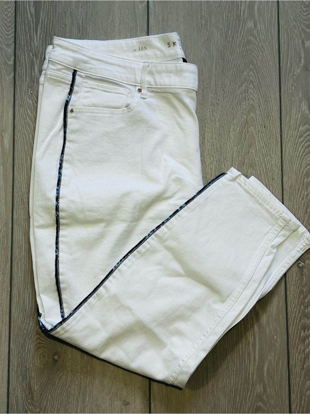 MAKE OFFER - White House Black Market White Cropped Stretch Jeans w/Blue Trim - Picture 9 of 9